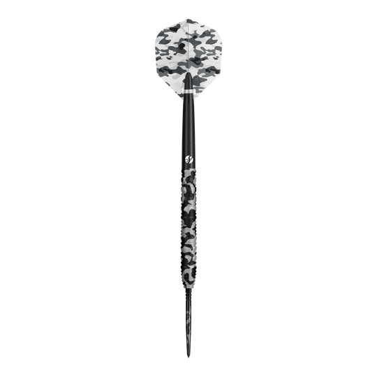 Ein Satz Steeldarts mit besonderem Muster ist zu erkennen. Die Darts sind aufgereiht dargestellt.