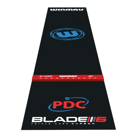 Das Bild zeigt die Winmau Pro-Zone Precision Blade 6 Dartmatte mit Oche. Die Matte ist schwarz mit farbigen Logos und einem roten Abwurfbalken versehen.