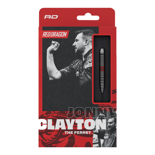 Zu sehen sind die Red Dragon Jonny Clayton Core Brass Steeldarts mit einem Gewicht von 21g. Die Darts haben einen silbernen und goldenen Schaft mit roten und schwarzen Flights.