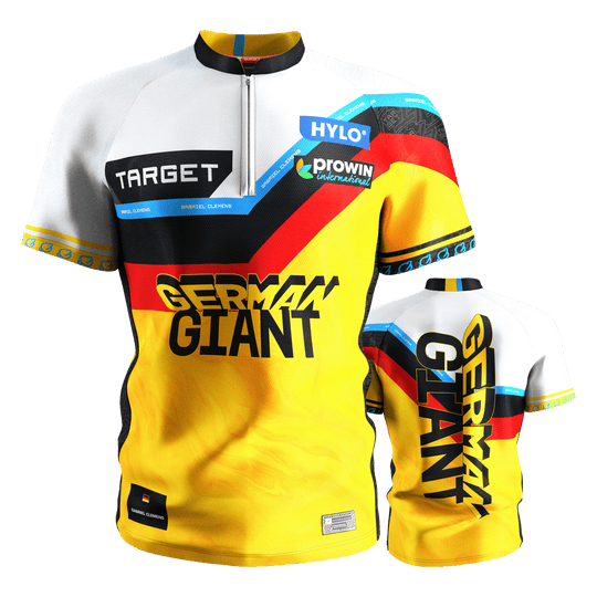 Das Bild zeigt das "Target Coolplay Gabriel Clemens 2025 Dartshirt" in gelb, schwarz, rot und weiß mit auffälligen Grafiken und Sponsorenlogos. Auf Vorder- und Rückseite steht in großen Buchstaben "German Giant".