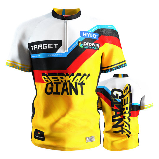 Tričko Target Coolplay Gabriel Clemens 2025 s nápisem "dap" Das Bild zeigt das "Target Coolplay Gabriel Clemens 2025 Dartshirt" in gelb, schwarz, rot und weiß mit auffälligen Grafiken und Sponsorenlogos. Auf Vorder- und Rückseite steht in großen Buchstaben "German Giant".