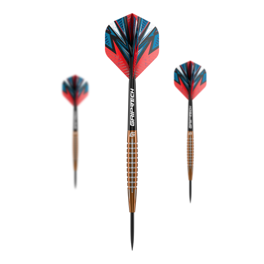 Šipky GOAT Quarterback V1 z wolframové oceli Das Bild zeigt drei GOAT Quarterback V1 Tungsten Steeldarts. Die Pfeile haben bunte Flights in Rot, Blau und Schwarz sowie einen bronzefarbenen, gerillten Schaft.