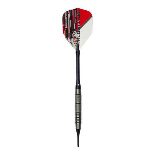 Měkké šipky McDart 85 Tungsten V9 - 17,5 g Das Bild zeigt einen McDart 85er Tungsten V9 Softdart mit einem Gewicht von 17,5g. Der Dart hat eine schwarz-silberne Spitze und Schaft sowie ein Flight in Rot, Weiß und Schwarz mit der Aufschrift "McDart.de".