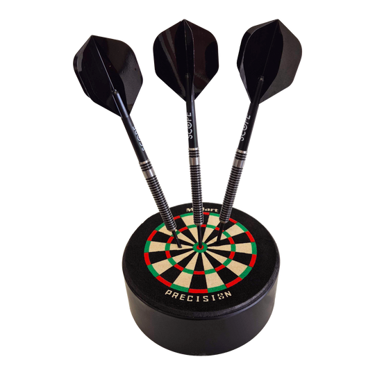 Das Bild zeigt das Produkt "McDart Precision Mini Dartboard Darthalter" mit drei schwarzen Darts, die im Board stecken. Das Dartboard ist rund und kompakt, ideal als Halter für Dartpfeile.