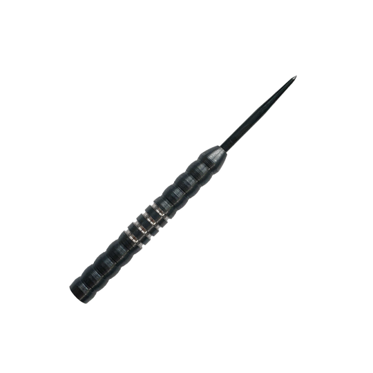 Ocelové hlavně na šipky McDart Midnight V1 Das Bild zeigt einen McDart Midnight V1 Steeldart Barrel. Der Barrel ist schwarz mit silbernen Ringen und hat eine strukturierte Oberfläche für besseren Halt.