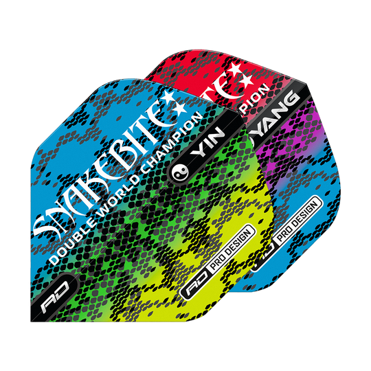 Das Bild zeigt drei bunte Dart-Flights mit Schlangenmotiv und der Aufschrift „Snakebite Double World Champion“. Die Farben der Flights sind grün, blau, rot und gelb, und sie tragen die Bezeichnungen „Yin“ und „Yang“.