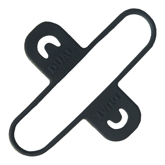 Das Bild zeigt ein schwarzes Kunststoffteil mit der Aufschrift "DUAL". Es handelt sich um einen Teil des Condor Dual Dartcase Belt 3-er Sets.