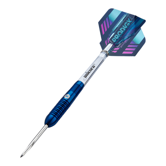 Das Bild zeigt einen Unicorn Prodigy 02 Torpedo Steeldart. Der Dartpfeil hat ein blaues und silbernes Design mit einer farbigen Flights-Feder am Ende.