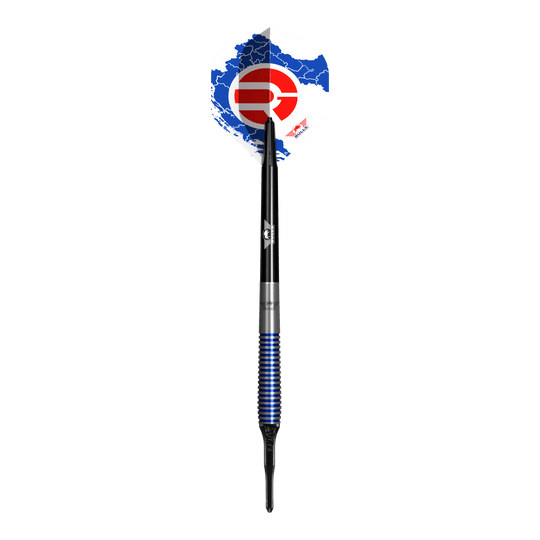 Měkké šipky Bulls NL Romeo Grbavac - 19g Das Bild zeigt einen Softdart namens "Bulls NL Romeo Grbavac Softdarts- 19g". Der Dart hat ein markantes Design mit blauen und silbernen Ringen am Griff sowie einer schwarz-weißen Flights mit roten und blauen Akzenten.