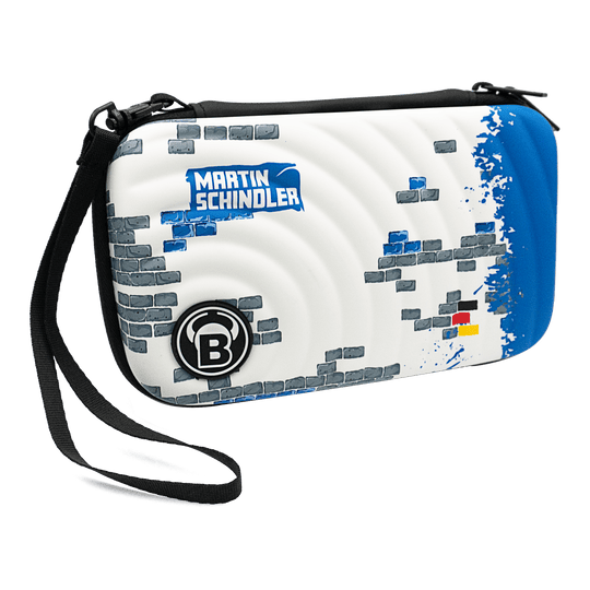 Pouzdro na šipky Bulls Orbis XL Martin Schindler Dies ist das Bulls Orbis XL Martin Schindler Dartcase. Es ist weiß mit blauen und grauen Ziegelmotiven und trägt den Namen "Martin Schindler" sowie ein schwarzes Bulls-Logo.