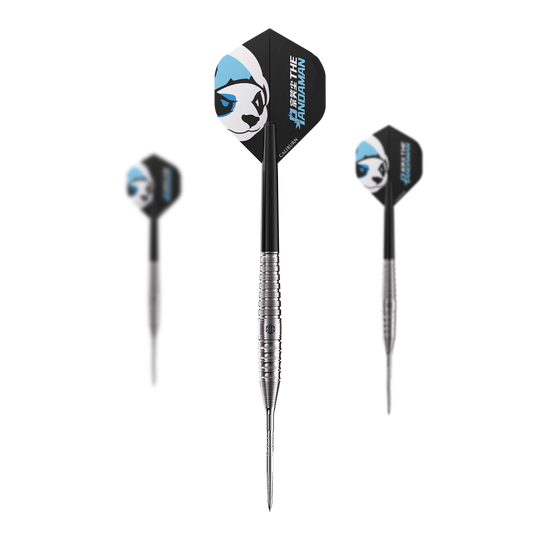 Das Bild zeigt drei Steeldarts des Produkts "Caliburn Player The Pandaman Essential Steeldarts - 23g". Auf den Flights ist ein Panda-Gesicht mit blauen Akzenten abgebildet.