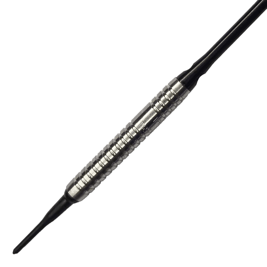 Šipky McDart 85 Tungsten V5 Soft - 16g Das Bild zeigt einen McDart 85er Tungsten V5 Softdart mit einem Gewicht von 16g. Der Dartpfeil hat einen silbernen, geriffelten Barrel und schwarze Spitzen.