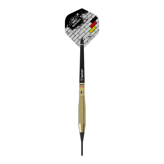 Šipky Bulls Martin Schindler The Wall Brass Softdarts - 18g Auf dem Bild ist der Softdart "Bulls Martin Schindler The Wall Brass Softdarts - 18g" zu sehen. Der Dart hat eine goldfarbene Griffzone und ein Flight-Design mit Mauer- und Deutschlandfarben.