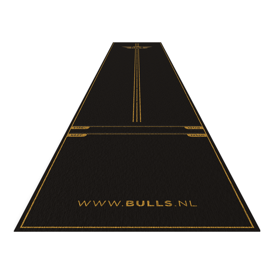 Der Bulls NL Advantage Dartteppich ist ein schwarzer Teppich mit gelben Markierungen und Linien für das Dartspiel. Am unteren Rand steht in großen Buchstaben die Website "www.bulls.nl".