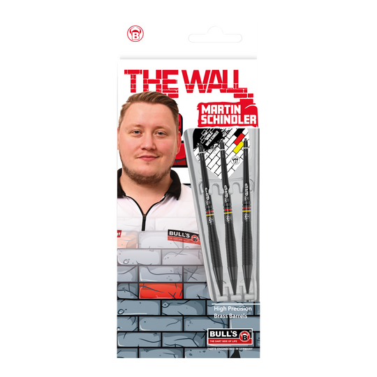 Šipky Bulls Martin Schindler The Wall černé mosazné - 18g Das Bild zeigt die Verpackung der "Bulls Martin Schindler The Wall Black Brass Softdarts - 18g". Auf der Verpackung ist ein Foto von Martin Schindler sowie drei schwarze Softdarts zu sehen.