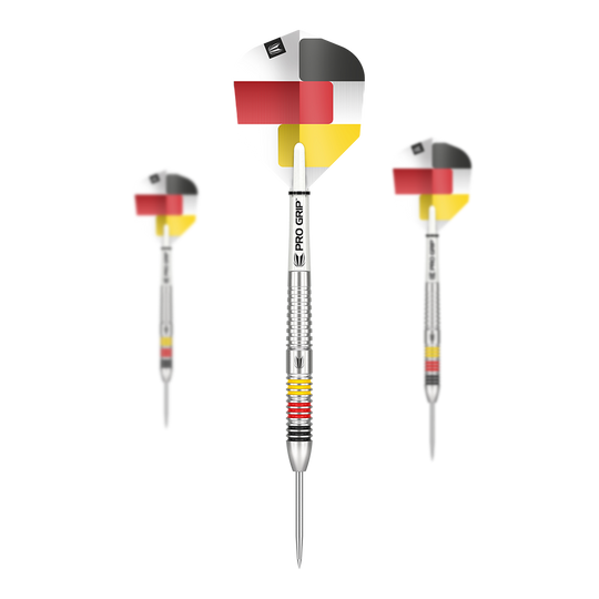 Terč Gabriel Clemens 80% ocelové šipky Das Bild zeigt drei Steeldarts der Marke "Target Gabriel Clemens 80%". Die Flights sind mit den Farben der deutschen Flagge gestaltet und die Barrels haben farbige Ringe.
