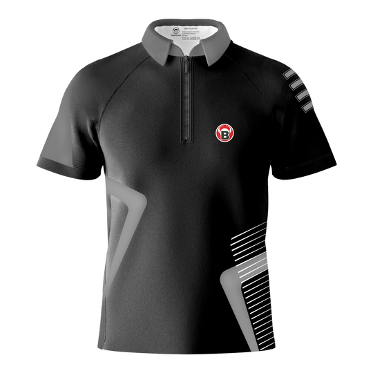 Das Bild zeigt das Produkt "Bulls Team Dartshirt - Grau". Das Dartshirt ist überwiegend grau und schwarz mit modernen Mustern und einem kleinen Bulls-Logo auf der Brust.