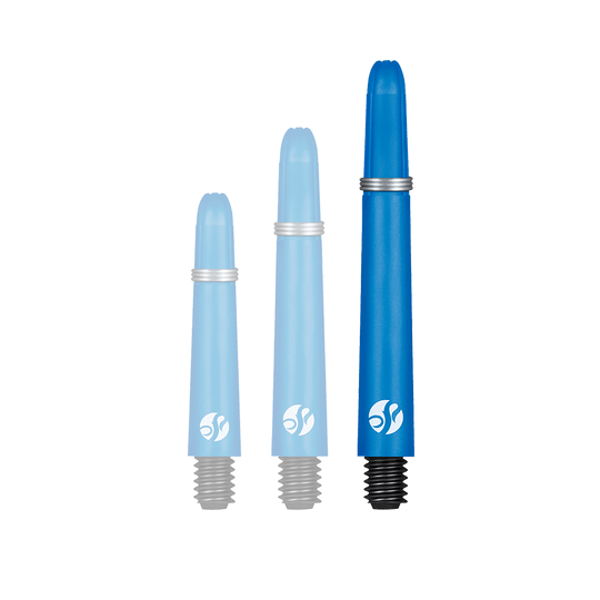 Karbonové násady Shot Koi - modré Auf dem Bild sind drei blaue Dart-Schäfte in verschiedenen Längen zu sehen. Sie haben am unteren Ende ein schwarzes Gewinde und ein silberner Ring auf jedem Schaft.