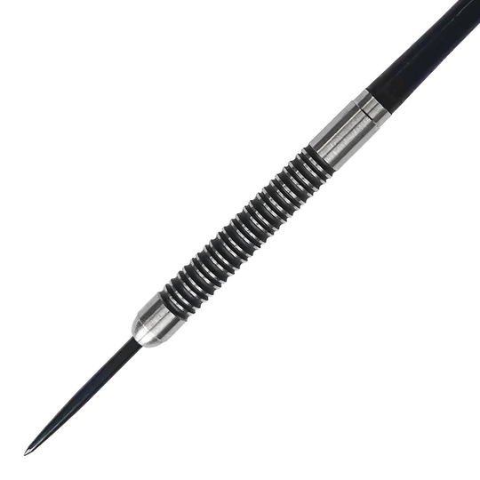 McDart Super Grip Steeldarts liegen nebeneinander auf einer weißen Fläche. Das Bild zeigt das detailreiche Design der Dartpfeile.