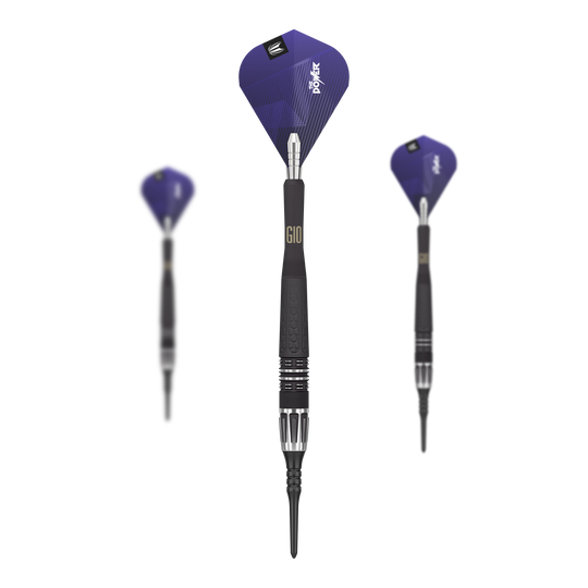 Měkké šipky Target Phil Taylor Power 9Five GEN10 Auf dem Bild sind drei Target Phil Taylor Power 9Five GEN10 Softdarts zu sehen. Die Darts haben schwarze Griffe und blaue Flights mit dem Aufdruck "Power".