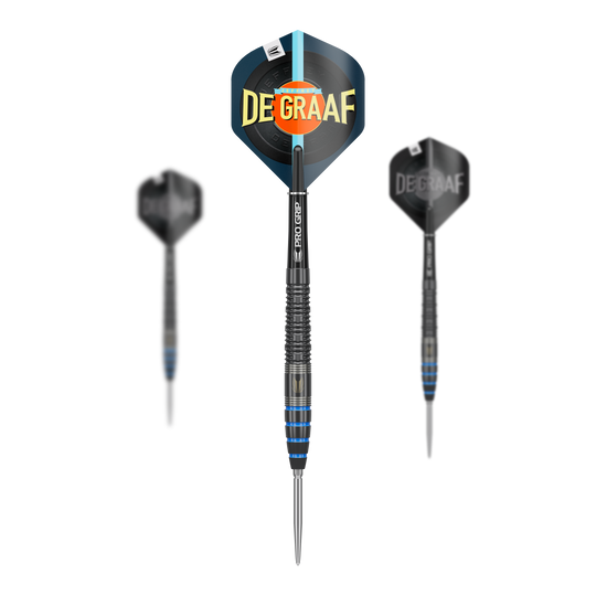 Terč Jeffrey De Graaf GEN1 Swiss Point Steeldarts - 23g Das Bild zeigt drei Steeldarts des Modells "Target Jeffrey De Graaf GEN1 Swiss Point - 23g". Auf dem Dartflügel in der Mitte steht groß "DE GRAAF".