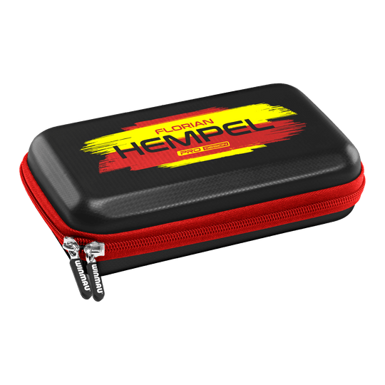 Pouzdro na šipky Winmau Florian Hempel Tour Edition Das Bild zeigt das Winmau Florian Hempel Tour Edition Dartcase. Das Etui ist schwarz mit einem roten Reißverschluss und einem gelb-roten Aufdruck.