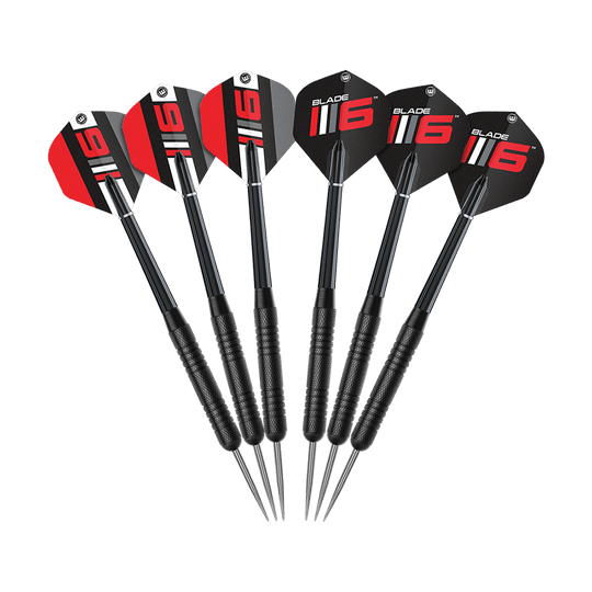 B6DSET_Winmau_Blade_6_Dartboard_Set_3 Das Bild zeigt zwei Sets Winmau Steeldarts mit jeweils drei Darts. Die Flights sind in Rot, Schwarz und Weiß mit der Aufschrift "Blade 6" gestaltet.