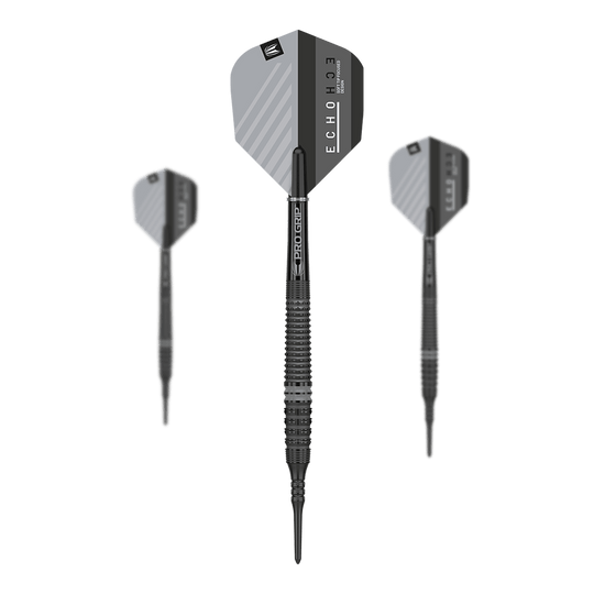 Target Echo 14 měkkých šipek Das Bild zeigt drei Softdarts des Modells "Target Echo 14", die nebeneinander angeordnet sind. Die Darts haben schwarze, geriffelte Griffe und silbergraue Flights mit schwarzem Akzent.