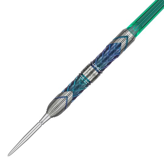 Dies ist ein Target Japan Kaze Series Ceros 03 Steeldart mit einem Gewicht von 24g. Der Dartpfeil hat ein auffälliges Design mit blauen und silbernen Mustern und einer grünen Kunststoff-Flightschaft.