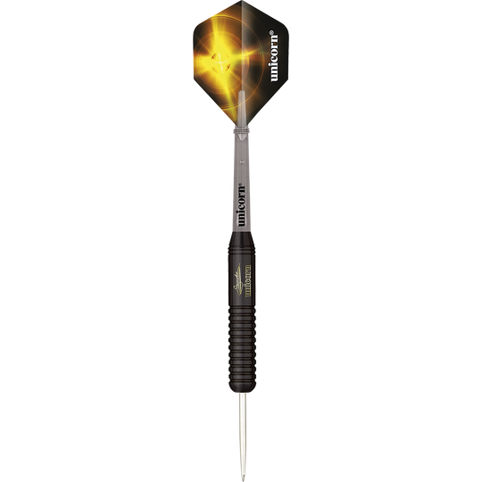 27664_Unicorn_Black_Brass_Gary_Anderson_V2_Steeldarts_19yiuXedTf8Gt2 Das Bild zeigt einen Unicorn Black Brass Gary Anderson V2 Steeldart. Der Dart hat einen schwarzen Schaft mit goldener Aufschrift und eine schwarz-gelbe Flight.