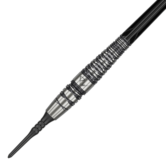 Das Bild zeigt einen Target Japan Black Marque PW 2 Softdart mit einem Gewicht von 18 Gramm. Der Dart hat ein silbern-schwarzes, geriffeltes Design und eine feine Spitze.