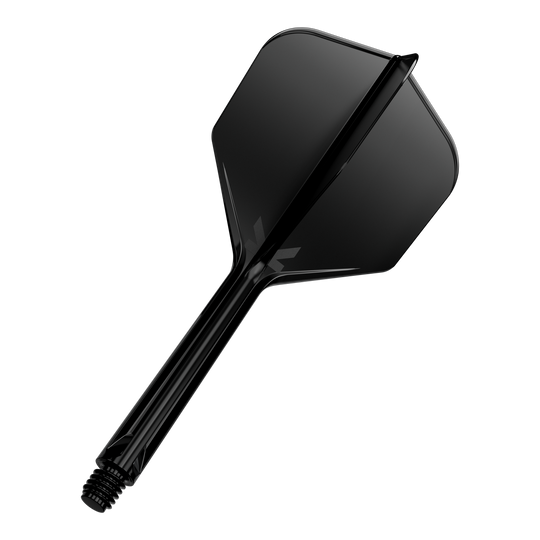 Letový systém Target K-Flex No6 - černý Das Bild zeigt einen schwarzen Dartflight mit Schaft. Der Hintergrund ist komplett schwarz, sodass der Dartflight im Mittelpunkt steht.