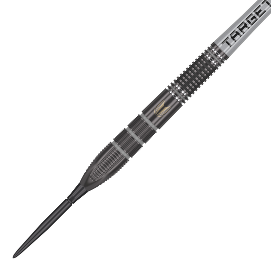 Ocelové šipky Target Nathan Aspinall X Echo Swiss Point Das Bild zeigt den Target Nathan Aspinall X Echo Swiss Point Steeldart. Der Dartpfeil ist schwarz-silbern mit einem detaillierten Griffdesign und dem Schriftzug "TARGET" am Schaft.