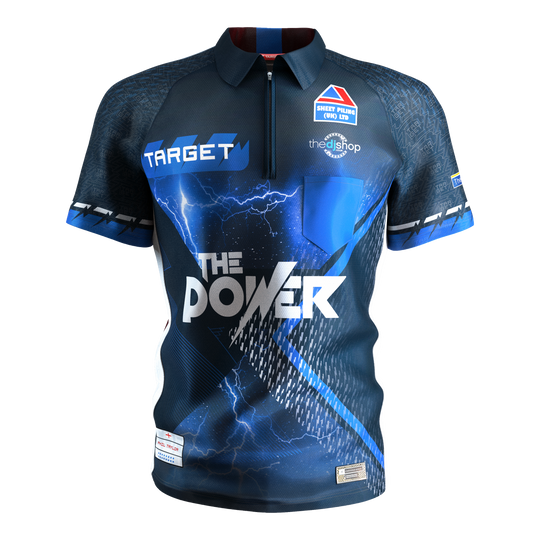 Das Bild zeigt das "Target Coolplay Phil Taylor 2025 Dartshirt" in dunklem Blau mit auffälligen Blitz- und Schriftzug-Designs. Auf der Vorderseite stehen die Worte "THE POWER" und verschiedene Logos.