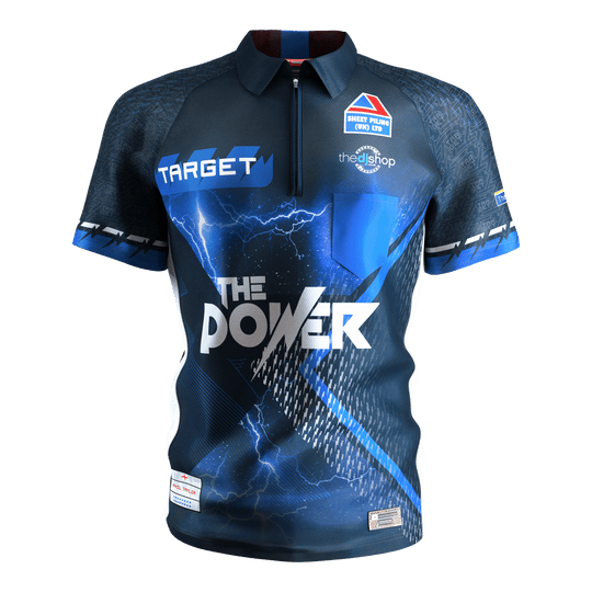 Tričko Target Coolplay Phil Taylor 2025 s motivem šipky Das Bild zeigt das "Target Coolplay Phil Taylor 2025 Dartshirt" in dunklem Blau mit auffälligen Blitz- und Schriftzug-Designs. Auf der Vorderseite stehen die Worte "THE POWER" und verschiedene Logos.