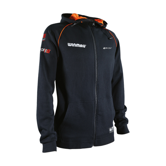 8418_Winmau_Pro-Line_Blade6_Hoodie_Kaputzenjacke_1 Die Abbildung zeigt die Winmau Pro-Line Blade 6 Hoodie Kapuzenjacke in Schwarz mit orangenen Akzenten. Auf der Vorderseite und den Ärmeln sind verschiedene Logos aufgedruckt.