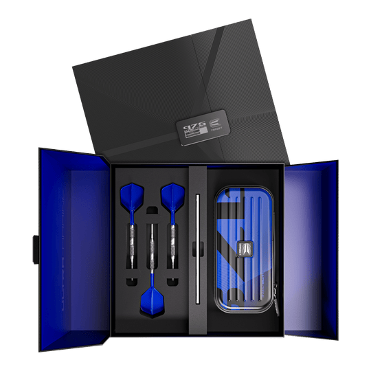 Šipky Target 975 Ultra Marine 02 Swiss Point ocelové Das Bild zeigt ein elegantes Dart-Set mit drei blauen Steeldarts, sorgfältig in einer Geschenkbox angeordnet. Rechts befindet sich ein passendes Etui im gleichen blauen Design.