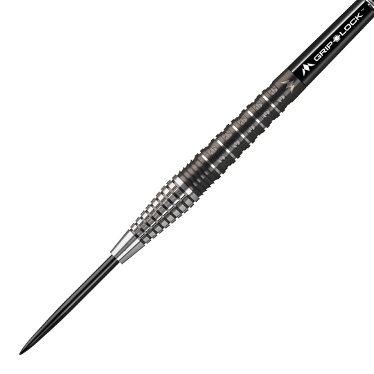 Ocelové šipky Mission Makara M2 - 23g Das Bild zeigt den "Mission Makara M2 Steeldart" mit einem Gewicht von 23 Gramm. Der Dartpfeil hat eine schwarze Spitze und einen geriffelten, silber-schwarzen Griffbereich.