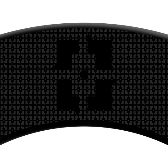 Das Bild zeigt eine Nahaufnahme des McDart Precision Nano Dartboard Surround. Die Oberfläche ist schwarz mit einem feinen, geometrischen Muster und einem zentralen Logo.
