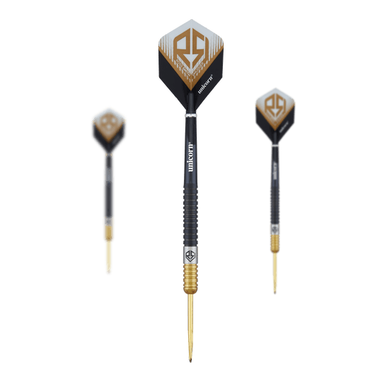 Šipky Unicorn Ross Smith dvoubarevné ocelové Das Bild zeigt drei Steeldarts des Produkts 'Unicorn Ross Smith Two-Tone Steeldarts'. Die Darts sind schwarz-goldfarben und tragen das Ross Smith Logo auf den Flights.