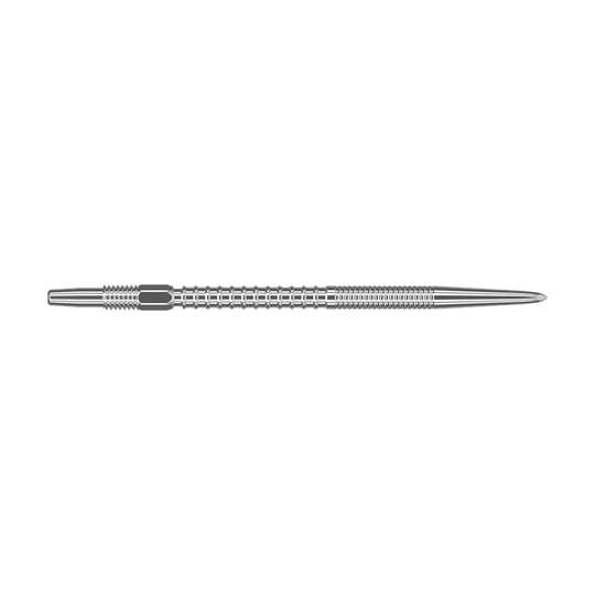 Zaměřte hroty šipek Swiss Firepoint Silver Das Bild zeigt eine silberne Dartspitze mit einem gerillten, strukturierten Design. Sie ist lang und schmal, mit einer spitzen Spitze am rechten Ende.