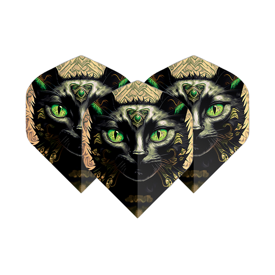 Lety v pětiboji Cat Das Bild zeigt drei Dart-Flights mit einem kunstvollen Katzengesicht und leuchtend grünen Augen. Die Flights heißen "Pentathlon Katze No2 Standard Flights".