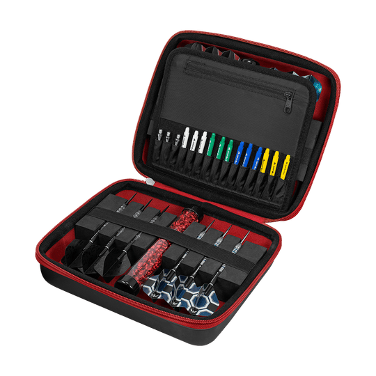 Peněženka Mission Luxor Dart Die Abbildung zeigt ein geöffnetes Dart-Set in einer schwarzen und roten Tasche. Im Inneren sind mehrere Darts, Ersatzteile und Zubehör ordentlich einsortiert.