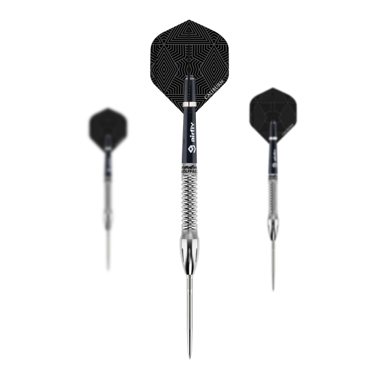 Das Bild zeigt drei Steeldarts des Produkts „Caliburn Wolfpack W4 Steeldarts - 20g“. Die Darts haben silberne Spitzen und Schäfte sowie schwarze Flights mit geometrischem Muster.
