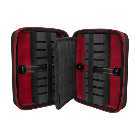 Peněženka Mission Luxor Dart Das Bild zeigt ein geöffnetes Dart-Case mit schwarzem und rotem Innenfutter. Im Inneren befinden sich mehrere Schaumstofffächer zur sicheren Aufbewahrung von Dartpfeilen und Zubehör.