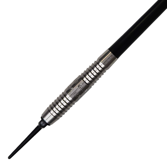 Das Bild zeigt einen McKicks Alam Glazier Shark Machine Softdart. Der Dartpfeil hat eine silberne Griffzone mit Rillen und eine schwarze Spitze.