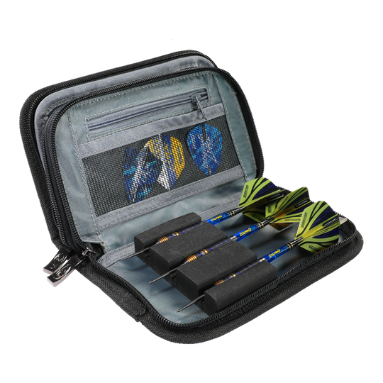 Peněženka na šipky Firestone 2 od Red Dragon Luke Humphries World Champion Das Bild zeigt das Produkt 'Red Dragon Luke Humphries World Champion Firestone 2 Dartwallet'. In dem geöffneten Etui sind drei zusammengebaute Darts und Dartflights ordentlich aufbewahrt.