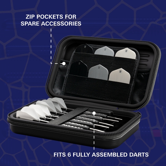 Pouzdro na šipky Target Takoma Josh Rock XL Das Bild zeigt das Produkt "Target Takoma Josh Rock XL Dartcase". Es bietet Platz für sechs vollständig montierte Darts und hat Reißverschlusstaschen für Ersatz-Zubehör.