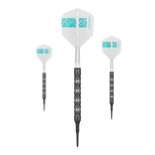 Šipky Target Rob Cross 95K Swiss Point Soft - 18g Das Bild zeigt drei Softdarts des Modells „Target Rob Cross 95K Swiss Point“ mit einem Gewicht von 18g. Die Darts haben weiße Flights mit türkisfarbenen Mustern und schwarze, geriffelte Barrels.