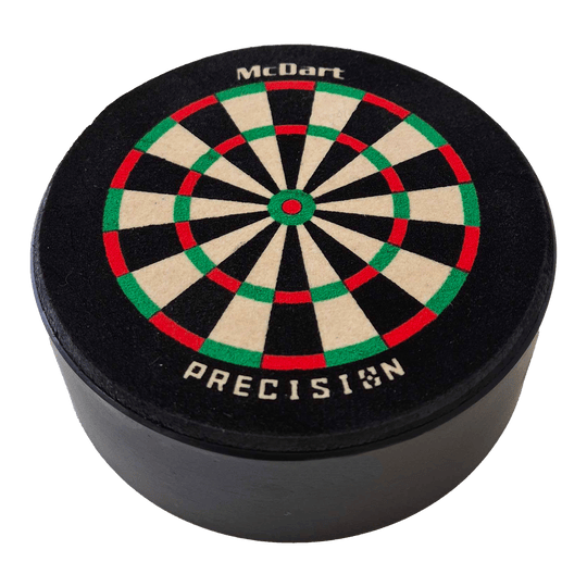 Das Bild zeigt die McDart Precision Mini Dartboard Darthalter. Es ist eine kleine, runde Dartscheibe mit farbigen Segmenten und dem Schriftzug "McDart Precision" darauf.